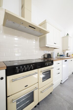 Jääkaappi, mikroaaltouuni, uuni, liesi