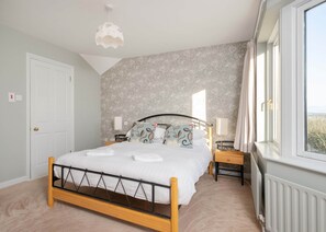 4 slaapkamers, een strijkplank/strijkijzer, wifi, beddengoed