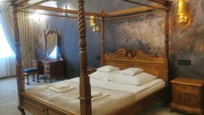 A four-poster bed with a wooden headboard, a nightstand, and a dresser. - Zielony Kompleks Dwór Ostoya (Trzebownisko)