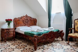 Comfort Suite, 1 King Bed | In-room safe, iron/ironing board, free WiFi