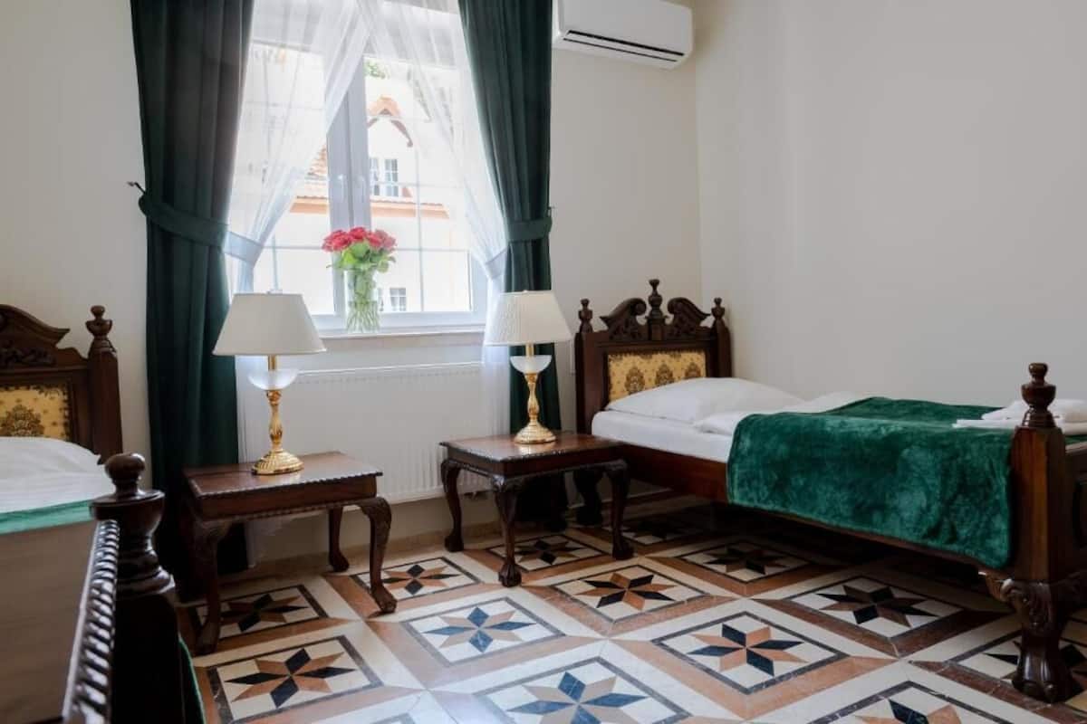 Habitación cuádruple estándar | 1 dormitorio, caja fuerte, tabla de planchar con plancha y wifi gratis