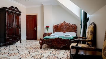 Comfort Suite, 1 King Bed | In-room safe, iron/ironing board, free WiFi