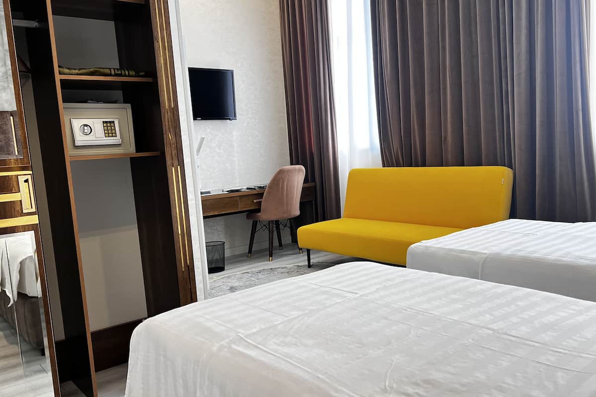 Deluxe Twin kamer | Een minibar, een kluis op de kamer, een bureau, verduisterende gordijnen