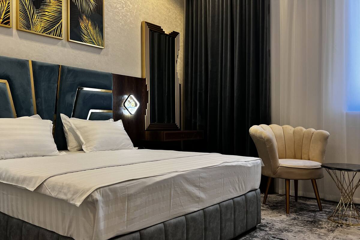 Deluxe tweepersoonskamer, 1 kingsize bed | Een minibar, een kluis op de kamer, een bureau, verduisterende gordijnen