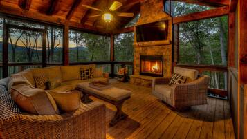Cabin, 4 Bedrooms | Living room