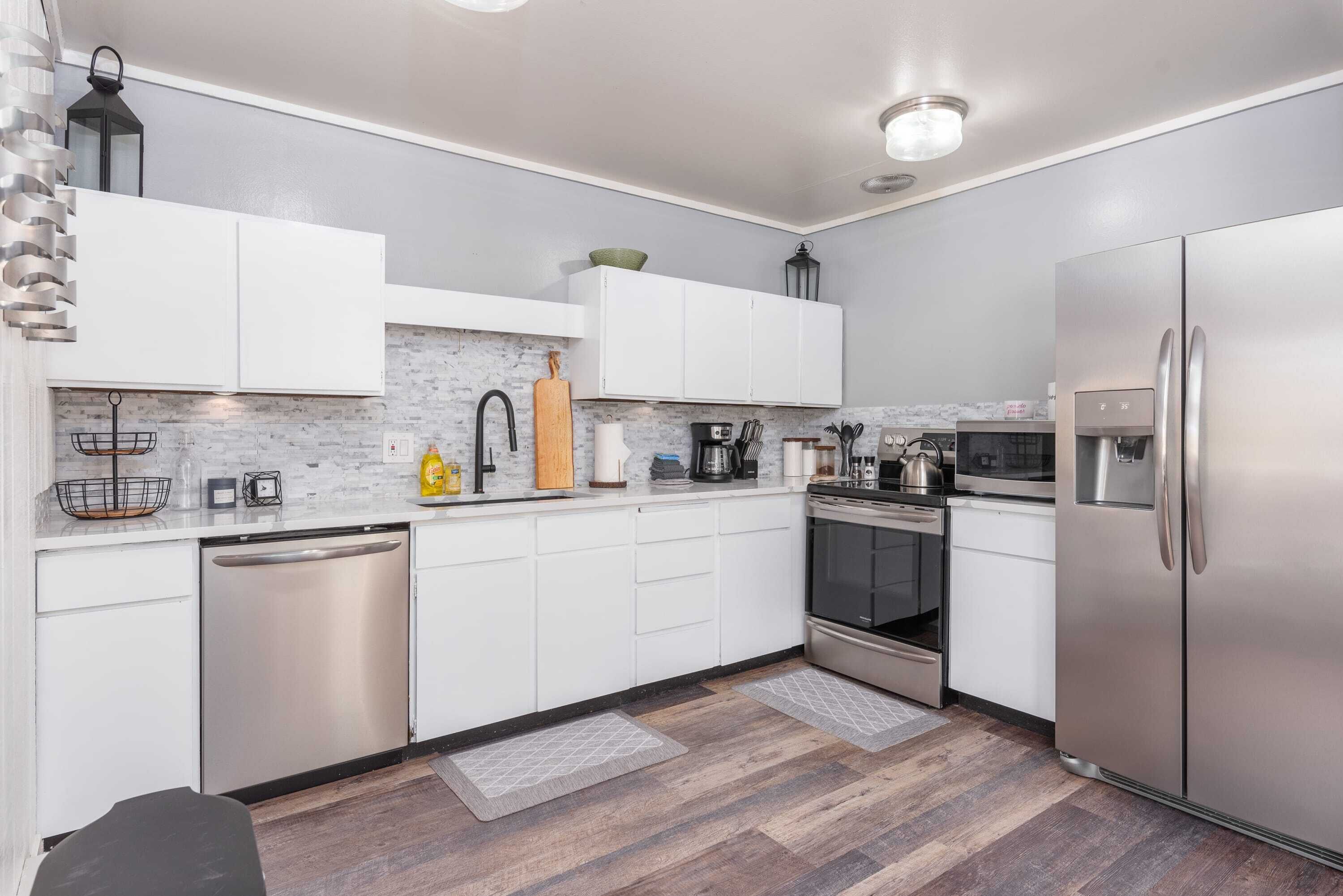 Refrigerador, microondas, horno y parrilla de estufa 