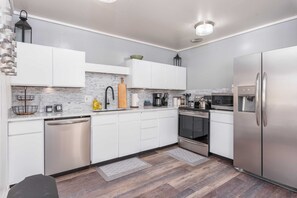 Réfrigérateur, four à micro-ondes, un four, surface de cuisson