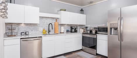 Geladeira, micro-ondas, fogão, cooktop