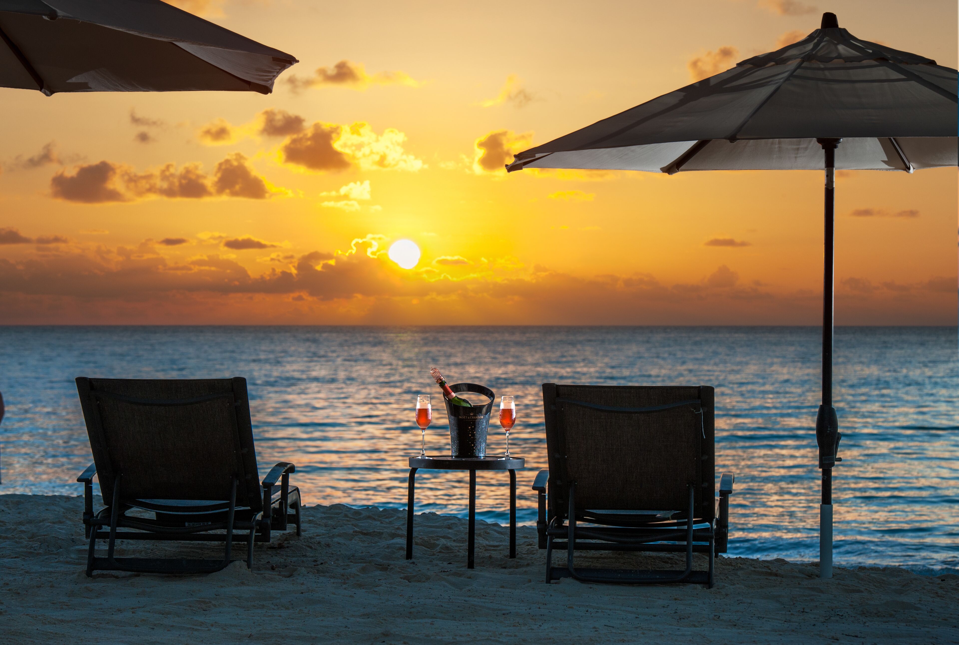 Plage, chaises longues, serviettes de plage