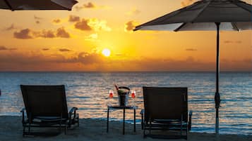 Plage, chaises longues, serviettes de plage