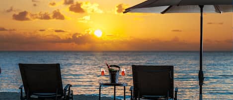 Plage, chaises longues, serviettes de plage