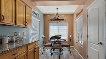 House, 3 Bedrooms | In-room dining