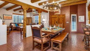 Ferienhaus, 3 Schlafzimmer | Essbereich im Zimmer