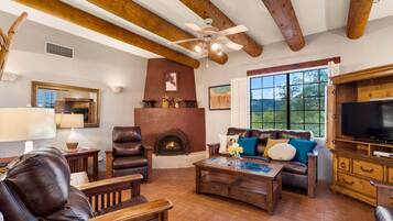 House, 3 Bedrooms | Living room