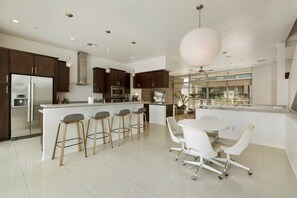 Dining - Perfectly set 2-bedroom apartment with Pool! (Tempe)