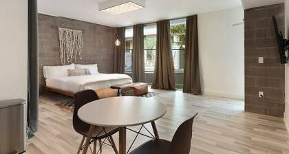 Sun's Studio apartment with Pool!