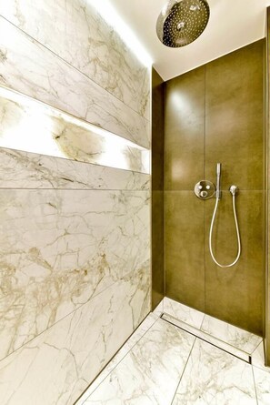 Luxury-Apartment | Badezimmer | Haartrockner, Handtücher