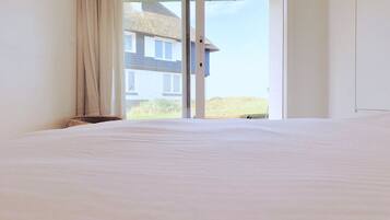 2 chambres, bureau, fer et planche Ă  repasser, lit parapluie