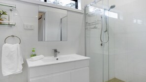 Banheira, secador de cabelo, toalhas de banho 