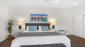 5 soverom, skrivebord, strykejern/-brett og reiseseng for barn