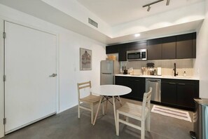 Microwave, stovetop, coffee/tea maker, cookware/dishes/utensils - Saturn's Studio Apartment with Pool!!! (Tempe)