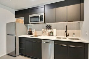 Microwave, stovetop, coffee/tea maker, cookware/dishes/utensils - Saturn's Studio Apartment with Pool!!! (Tempe)