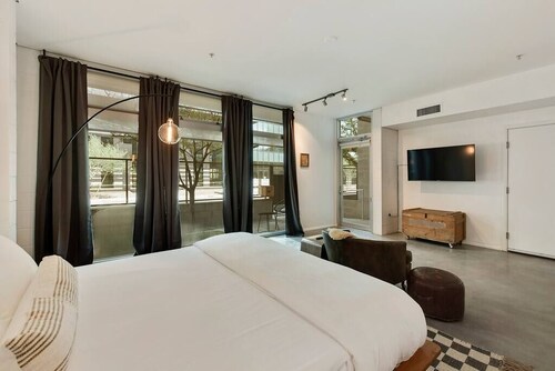 Saturn's Studio Apartment with Pool!!!