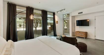 Saturn's Studio Apartment with Pool!!!