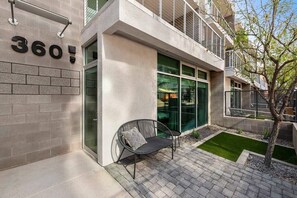 Terrace/patio - Saturn's Studio Apartment with Pool!!! (Tempe)