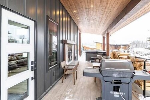 Luxury 4 BDR Home / Hot tub / Amazing Fireplace!