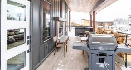 Luxury 4 BDR Home / Hot tub / Amazing Fireplace!