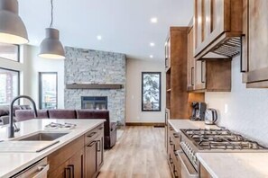 Fridge, microwave, oven, stovetop - Luxury 4 BDR Home / Hot tub / Amazing Fireplace! (Fernie)