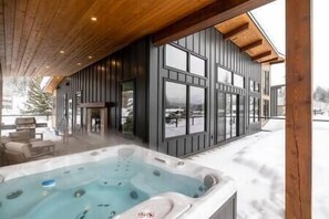 Banyera d'hidromassatge a l'aire lliure