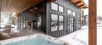 Luxury 4 BDR Home / Hot tub / Amazing Fireplace!