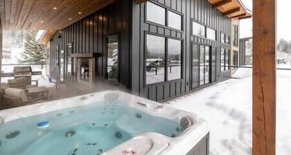 Luxury 4 BDR Home / Hot tub / Amazing Fireplace!