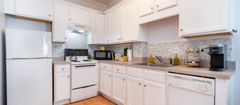 Sunny Daze · Sunny Daze- Chic condo close to NASCAR