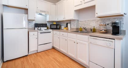Sunny Daze · Sunny Daze- Chic condo close to NASCAR