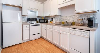 Sunny Daze · Sunny Daze- Chic condo close to NASCAR