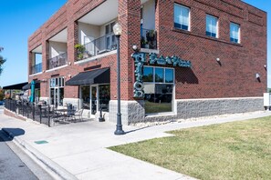 Exterior - Sunny Daze · Sunny Daze- Chic condo close to NASCAR (Concord)