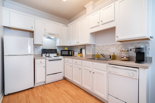 Sunny Daze · Sunny Daze- Chic condo in Concord close to NASCAR