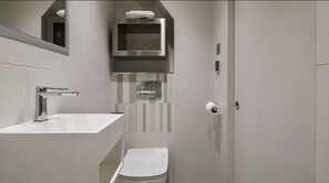Bañera, secador de pelo, toallas y jabón