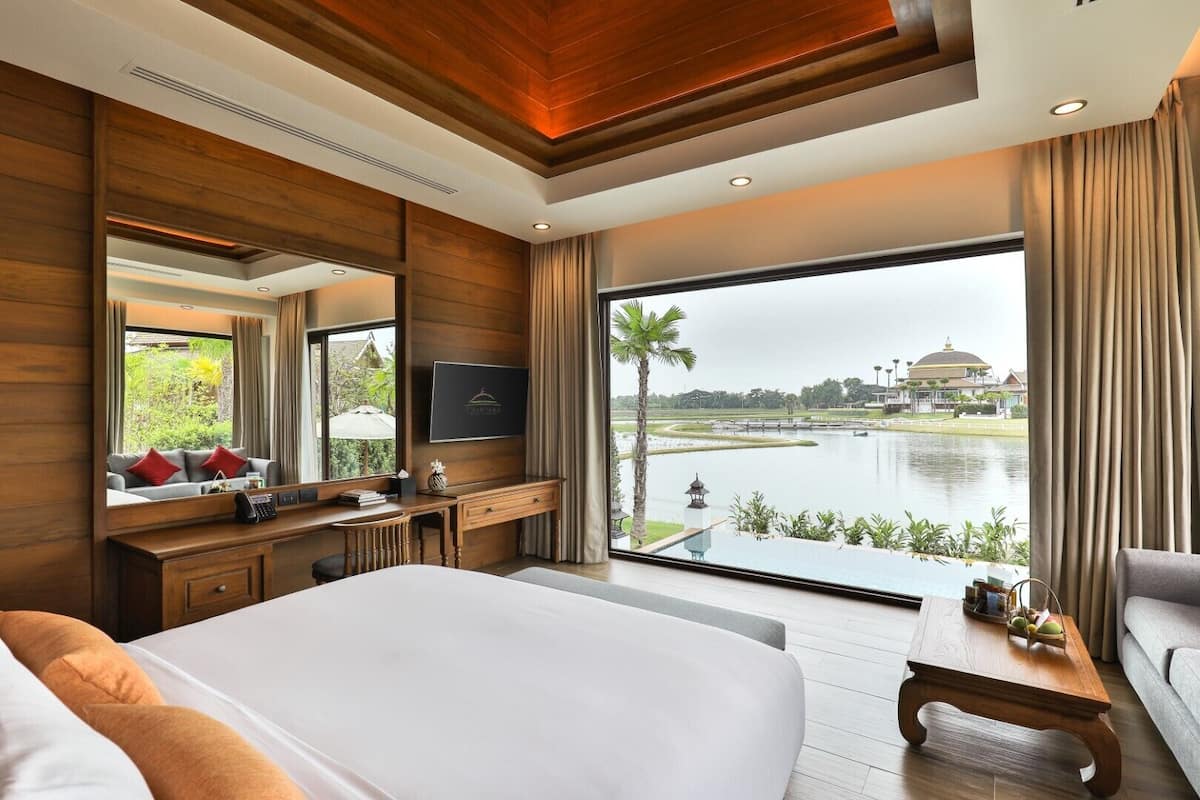 Luxury Double Room, 1 King Bed, Non Smoking | Free minibar items, in-room safe, desk, laptop workspace