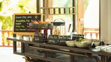 Se ofrece un desayuno continental (950 THB por persona)