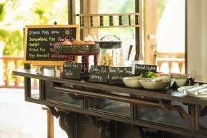 Daily continental breakfast (THB 950 per person)
