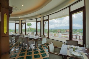 Se sirven desayunos y cocina internacional (con vistas al jardín) 