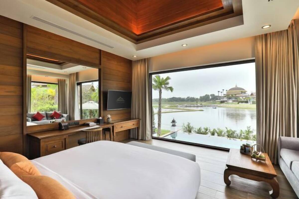 Free minibar items, in-room safe, desk, laptop workspace