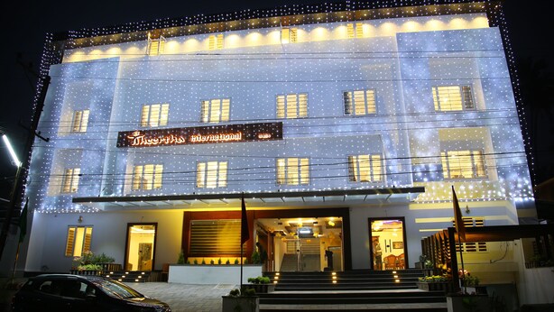 Un bâtiment sur lequel on peut lire l’inscription « Theertha International ».