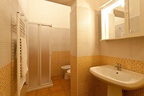 Dusche, Haartrockner, Bidet, Handtücher