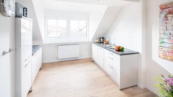 Kühlschrank, Mikrowelle, Herdplatte, Geschirrspüler