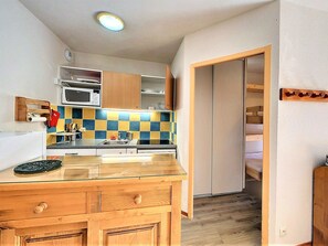 Kjøleskap, mikrobølgeovn, ovn og oppvaskmaskin